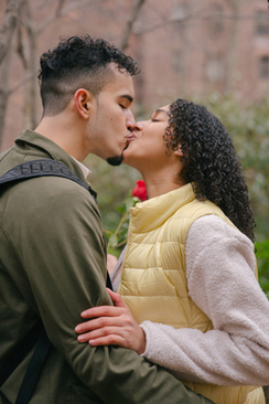 结婚请帖怎么发给朋友 结婚请帖如果要以信息发给朋友亲戚要怎么写