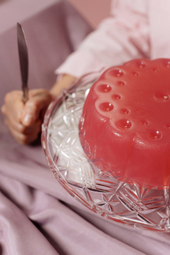 女方送亲穿什么颜色的鞋子 结婚当天新娘应该穿什么颜色的鞋?