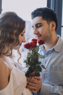 给朋友的结婚请帖怎么写 结婚请帖如果要以信息发给朋友亲戚要怎么写