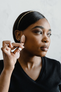 结婚同事给红包要收吗 要结婚了,同事的红包不知道该不该收,