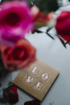 主持人一般穿什么颜色的衣服 晚会主持人穿什么衣服？