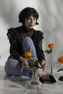 新娘出门手拿扇子 结婚拿扇子是什么意思