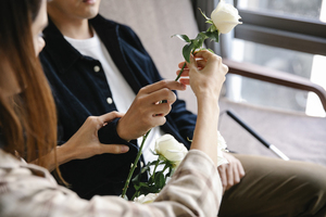 订婚宴用英语怎么说 订婚快乐用英语怎么说