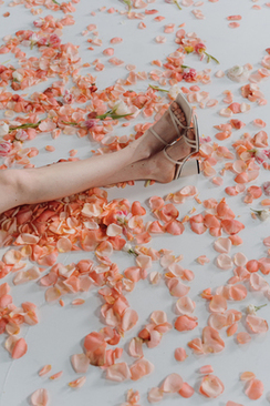 结婚新郎新娘胸花要自己准备吗 结婚仪式上新郎新娘需要带胸花么