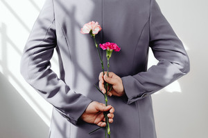 女主持人穿婚纱 婚礼女主持人应该穿什么颜色的服装？