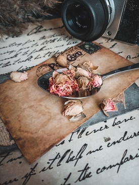 婚礼主持人讲话稿 求婚礼饭前主持人讲话稿,要求简单,明了