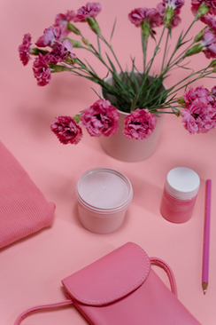 红色礼服配什么颜色的手捧花 红色婚纱应该搭配什么颜色的捧花？