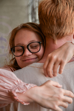 跟新郎新娘一起敬酒我们说