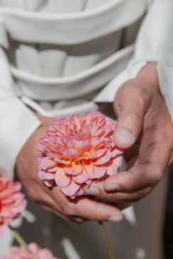 婚礼主持穿黑色礼服可以吗 婚礼主持人穿黑白礼服会不会不好