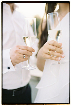 结婚红衣服配什么鞋子 婚礼上，红色礼服配什么颜色的鞋子