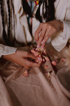 伴娘可以穿黑色的马丁靴吗 伴娘穿黑色的靴子可以吗?