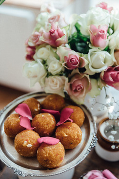 灰色伴娘裙配什么外套 短款灰色伴娘服配什么颜色外套和鞋