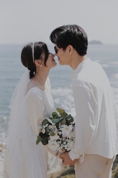 结婚穿黄袜子是新郎官穿吗 结婚当天为什么有的要求女方穿黄色袜子呢？