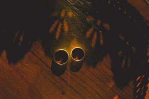 冬天结婚新娘穿什么衣服好看 冬天结婚新娘穿什么，要几套衣服