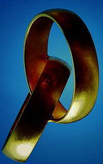 新郎黑色西装伴郎什么颜色 新郎穿黑色西服,伴郎应该穿什么色的西服?